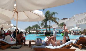 Ради российских туристов власти Египта обносят забором популярный курорт