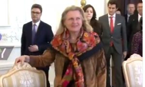 Глава МИД Австрии пришла к Лаврову в павловопосадском платке