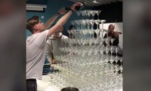 На корпоративе в Сбербанке хотели красиво разлить шампанское по бокалам, но...