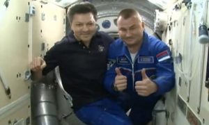 Перевернутый флаг России  на рукаве космонавта вызвал бурное обсуждение в Сети