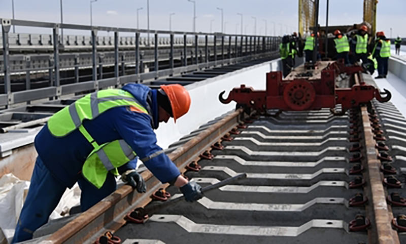 Над Керченским проливом сошлись железнодорожные пролеты Крымского моста 