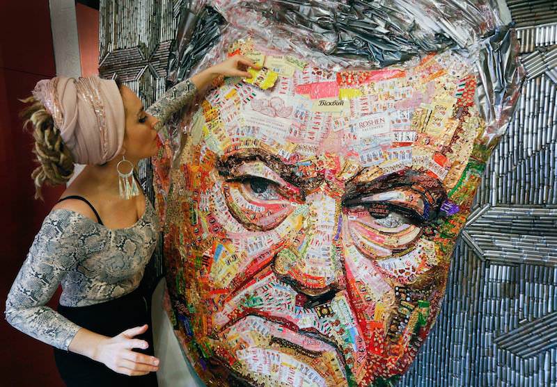 Украинская художница сделала портрет Порошенко из фантиков и гильз 