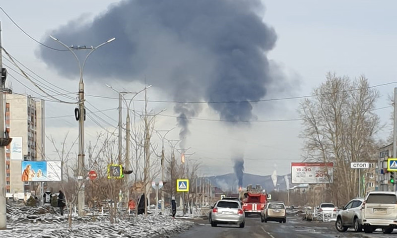 Пожар в комсомольске. Пожар НПЗ Комсомольск на Амуре. Нефтезавод Комсомольск-на-Амуре. КНПЗ Комсомольск на Амуре. Пожар на Комсомольском НПЗ 2019.