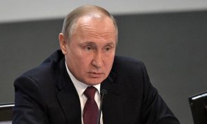 Путин подписал законы о фейковых новостях и оскорблении власти