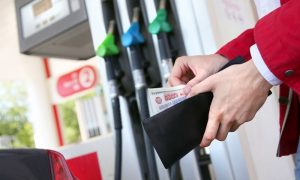 Нефтяники договорились с кабмином продлить заморозку цен на бензин