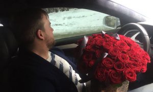 На Авито сдают в аренду букет  роз, iPhone и «Инфинити» для  фотосессий накануне 8 Марта