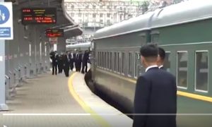 Лидер Северной Кореи привез в Россию протиральщиков дверей