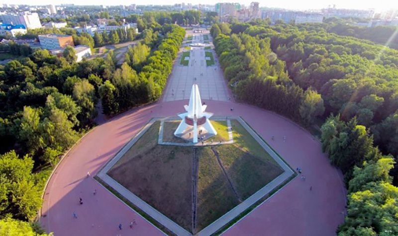 Девушка станцевала на Кургане Бессмертия в Брянске 