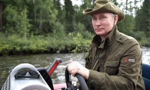 Каких-то 7 тысяч: куртка Путина пришла на смену футболкам с портретом