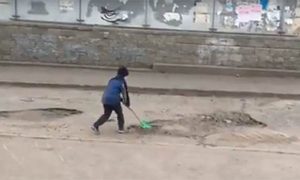 Мальчика с лопатой, засыпающего ямы на дороге, чиновники пригласили на работу