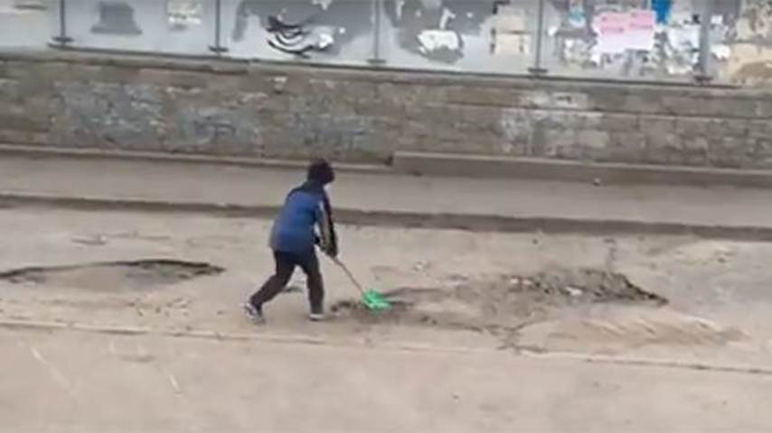 Мальчика с лопатой, засыпающего ямы на дороге, чиновники пригласили на работу 