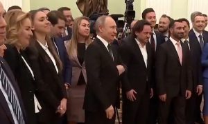 Путин ответил шуткой на просьбу о совместном фото