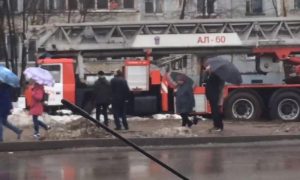 В Кирове пожарная машина застряла в грязи в 20 метрах от горящей квартиры