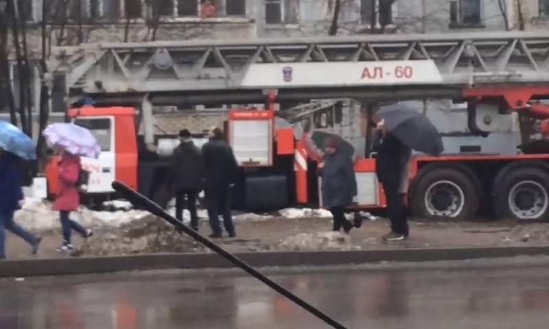 В Кирове пожарная машина застряла в грязи в 20 метрах от горящей квартиры 