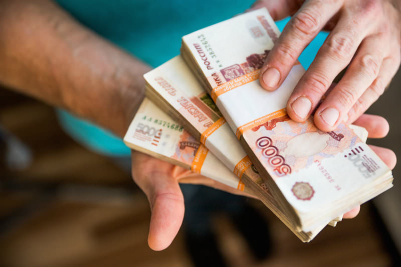Названы вакансии с зарплатой выше 500 тысяч рублей 