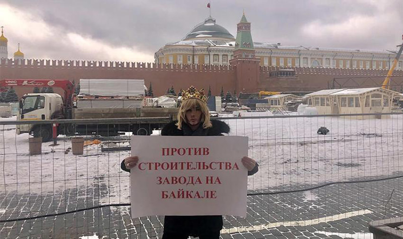 Стилиста Сергея Зверева вызвали в суд за пикет у Кремля 
