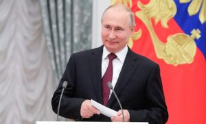 Кому Путин запретил пить шампанское в Кремле