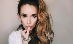 «Она под кайфом?»: странное поведение Айзы на концерте насторожило фанатов