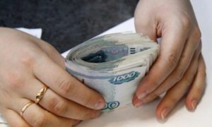 Женщину обвинил в краже 500 рублей после того, как она вернула владельцу барсетку