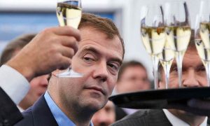 Медведев запретил госучреждениям закупать импортное вино