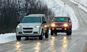 Россиянам предложили снизить скорость автомобилей зимой
