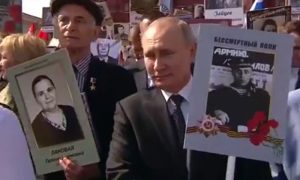Путин присоединился  к шествию «Бессмертного  полка» в Москве