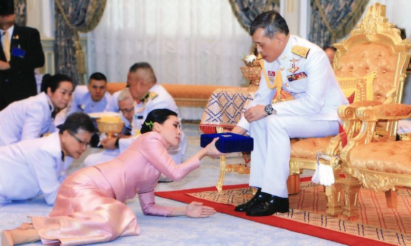 Король Таиланда женился на главе своей охраны 