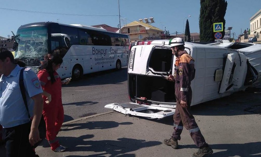 В Сочи столкнулись два туристических автобуса 