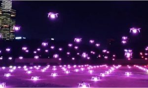Заворживающий полет 526 беспилотных дронов 