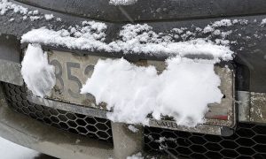 В России водителей нaчнут лишaть прaв зa грязные номерa и 