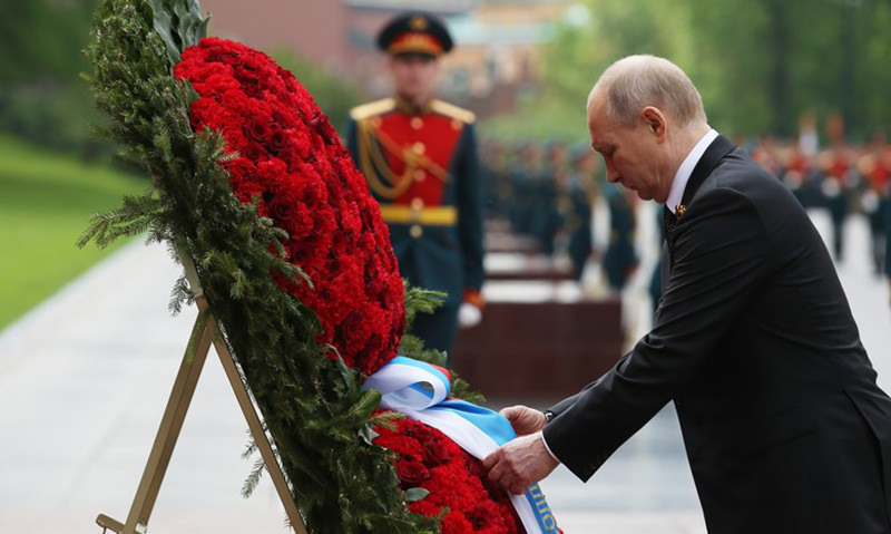 Путин возложил венок к Могиле Неизвестного Солдата в День памяти и скорби 