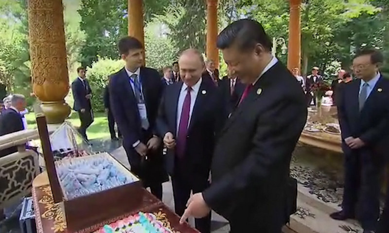 Путин поздравил Си Цзиньпина с днём рождения и подарил мороженое 