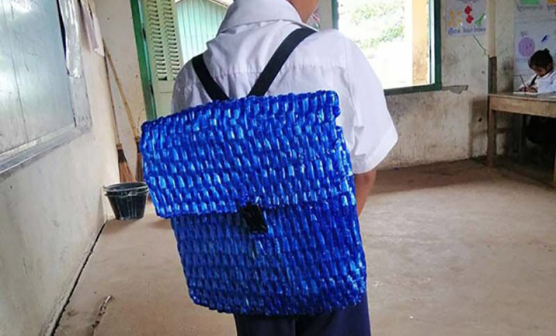 Бедный фермер не смог купить сыну школьный рюкзак и сплел его сам 