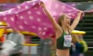 Запретили - получите: российская легкоатлетка пробежала круг почета с пледом вместо флага страны
