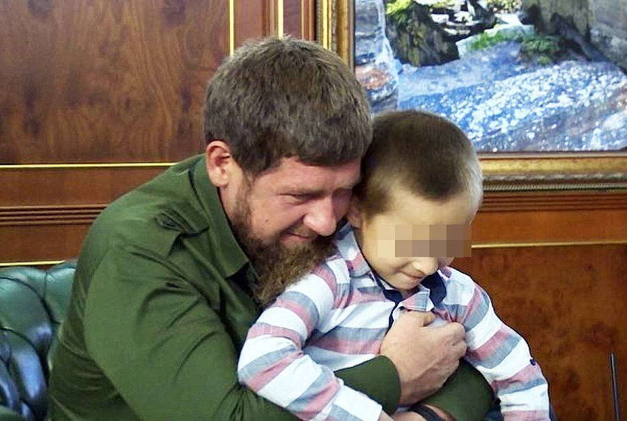 Новорожденные в Чечне получат по 100 тысяч рублей 