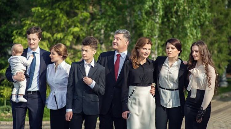 Порошенко с семьей спешно покинул Украину Порошенко с семьей спешно покинул Украину
