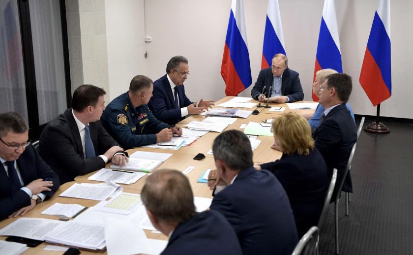 Путин потребовал от чиновников не хамить Путин потребовал от чиновников не хамить