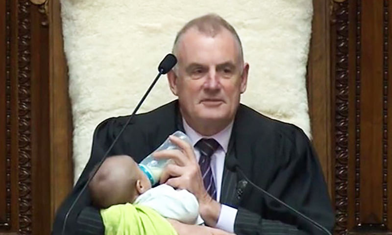 Политик покормил новорожденного во время заседания парламента 
