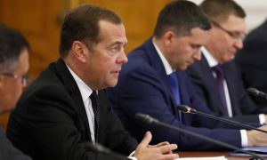 Медведев пригрозил регионам лишением денег из-за Волги