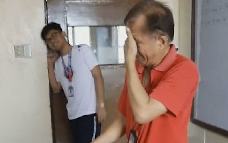 Филиппинские школьники растрогали до слёз учителя, подарив ему башмаки 