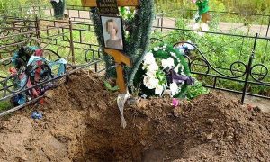 Оренбуржец раскопал могилу возлюбленной: хотел убедиться