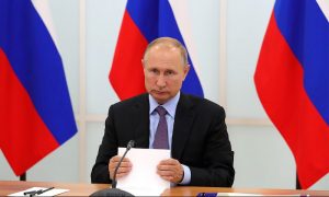 Минздраву досталось от Путина за попытки экономить за счет зарплат санитарок