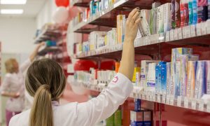 Это ж не аскорбинка: в аптеках поступило в продажу лекарство от коронавируса по цене МРОТ