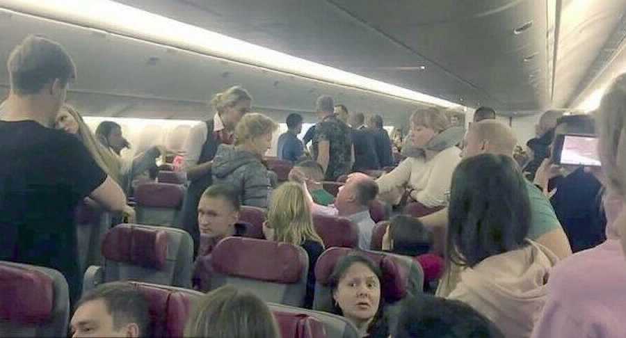 Кошмарный рейс: авиапассажир решил выйти из самолета на высоте 12 км 