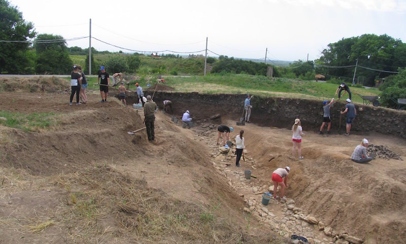 Автостоянка вместо уникальной дороги: в музее-заповеднике Автостоянка вместо уникальной дороги: в музее-заповеднике