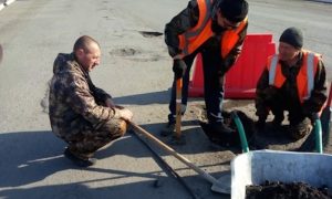 Курганские чиновники сами отремонтировали дороги после того, как не нашли рабочих