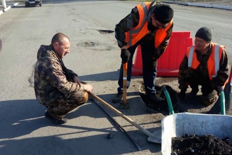 Курганские чиновники сами отремонтировали дороги после того, как не нашли рабочих 