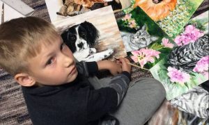 Мальчик прославился трогательной помощью бездомным животным