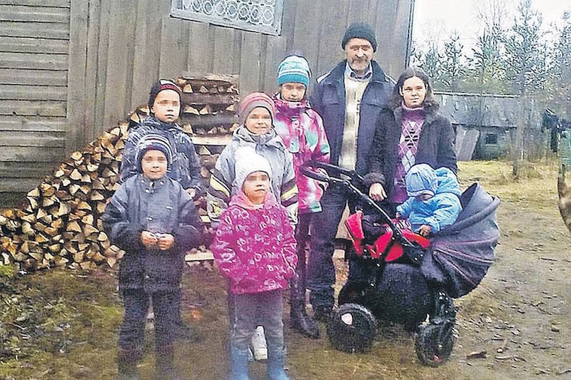 Многодетная семья сбежала из дома, чтобы государство не отняло детей из-за нищеты Многодетная семья сбежала из дома, чтобы государство не отняло детей из-за нищеты