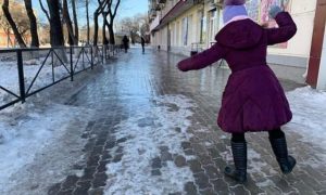 Катки на дорогах, задержка самолетов и автобусов: последствия ледяного дождя в Приамурье